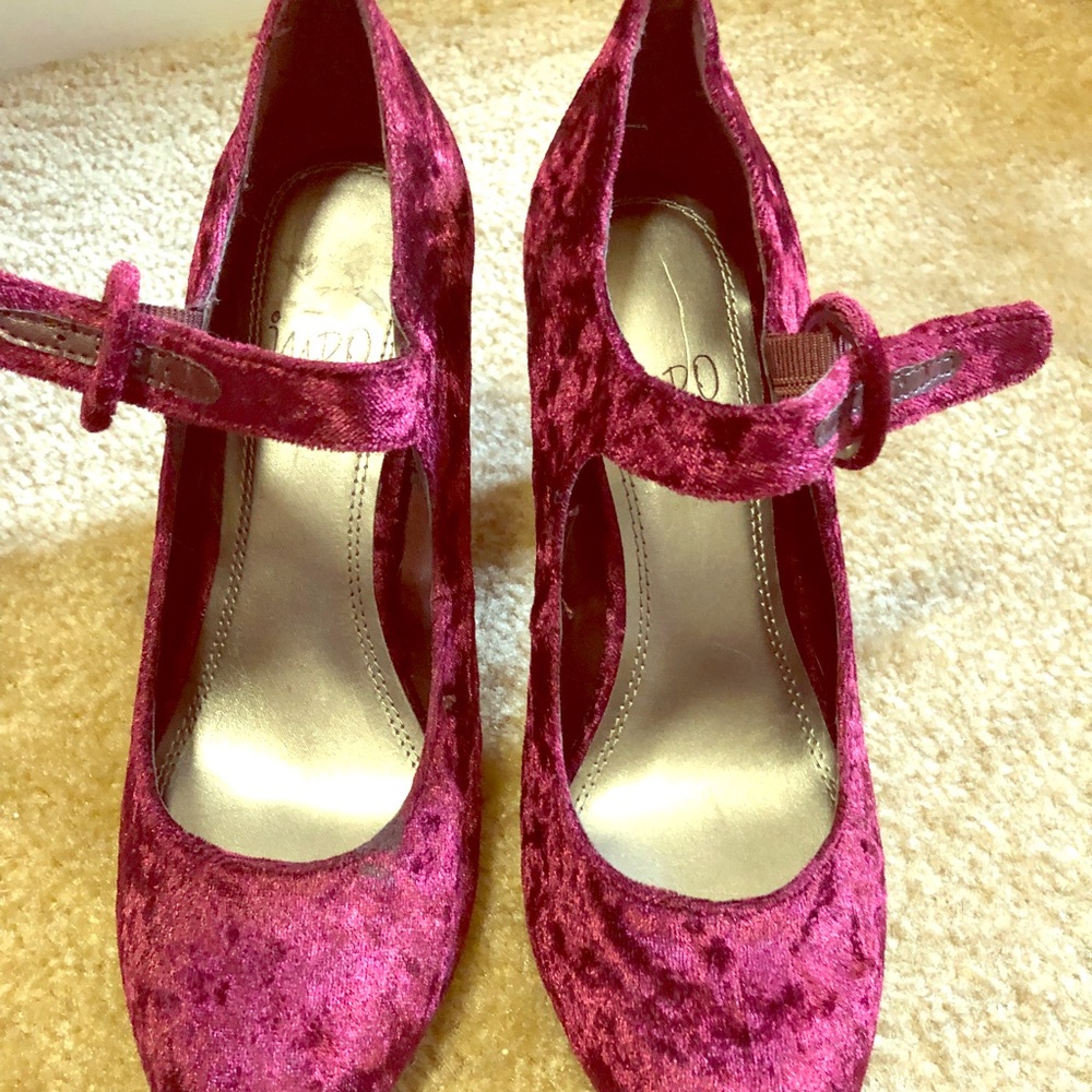 Super cute size 7 crushed velvet heels.